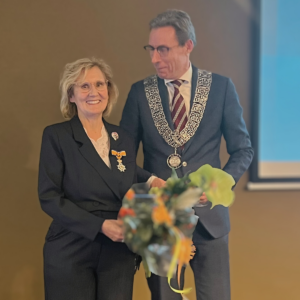 Esther ontvangt een koninklijke onderscheiding uit de handen van de Burgermeester van Amstelveen.